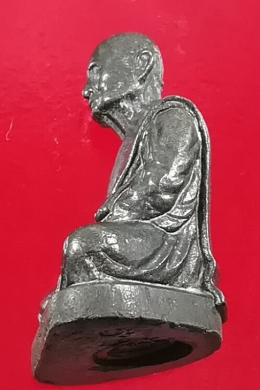 พระหล่อรูปเหมือน รุ่นลูกเสือชาวบ้าน หลวงปู่แหวน สุจิณฺโณ วัดดอยแม่ปั๋ง ปี 2520 เนื้อนวะ 