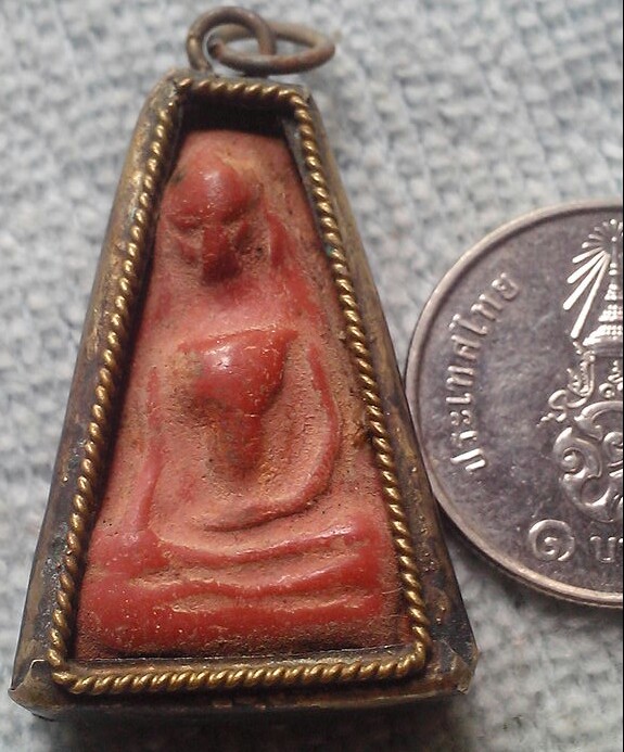 20 บาท พระผงสุพรรณเนื้อดินมันปู เลี่ยมจับขอบ