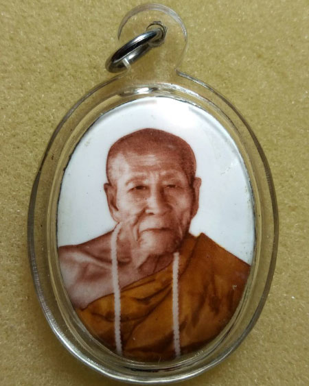 ล็อกเก็ตจัมโบ้ฉากขาว หลวงปู่คำบุ คุตตจิตโต วัดกุดชมภู จ. อุบลราชธานี ไตรมาส ปี ๕๓ สร้างน้อย เบอร์ ๑๘