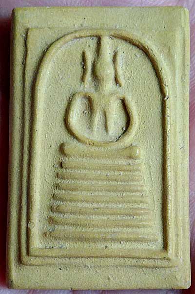 *สมเด็จฯวัดเกษไชโยฯ พิมพ์ ๗ ชั้น รุ่นสร้างเขื่อน ปี๒๔๙๕ เนื้อเหลือง(องค์ที่๗)*