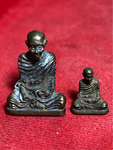 2 องค์ ใหญ่ - เล็ก รูปเหมือนลอยองค์ รุ่นพญาวันมหาโชค หลวงพ่อเกษม เขมโก ปี 2536 เนื้อนวะโลหะ