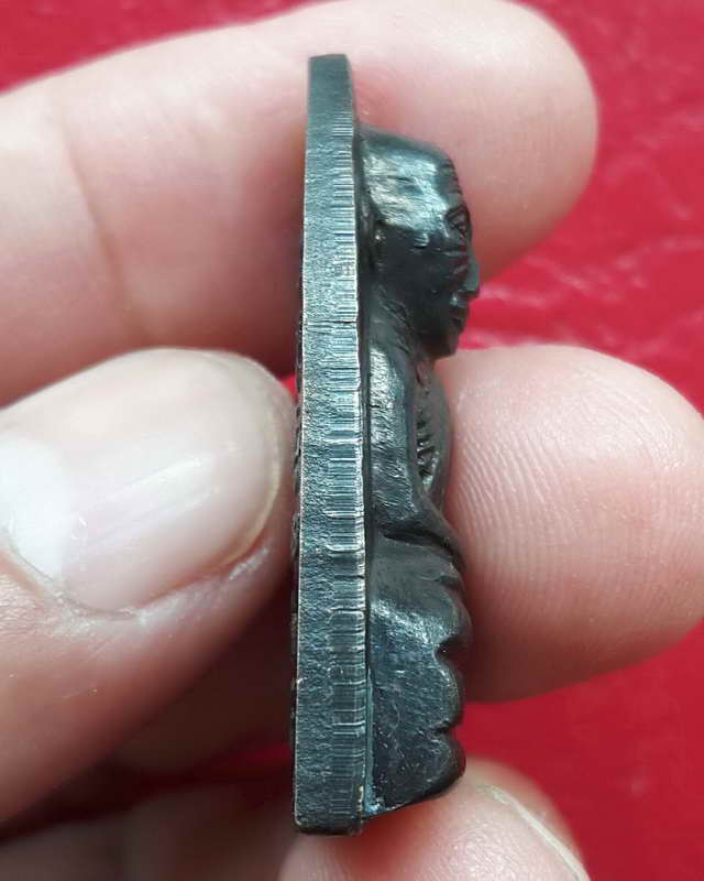 เหรียญเตารีดหลวงปู่ทวดหลังหนังสือใหญ่ บล็อคตัว ท. พิมพ์นิยม หลังบล้อคเสาอากาศ