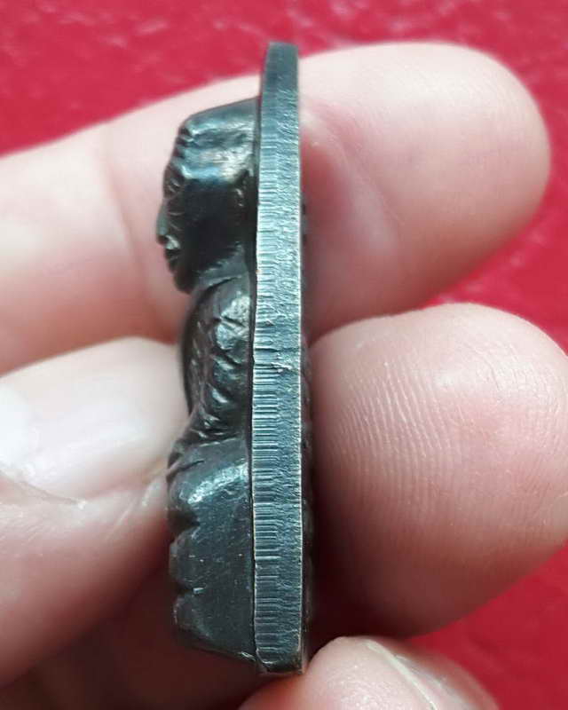 เหรียญเตารีดหลวงปู่ทวดหลังหนังสือใหญ่ บล็อคตัว ท. พิมพ์นิยม หลังบล้อคเสาอากาศ