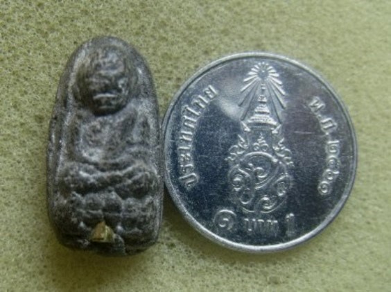 **วัดใจ**หลวงปู่ทวดเนื้อว่านพิมพ์พระรอดจิ๋ว ฝังตะกรุดนารายณ์เเปลงรูป**สวยๆ หายาก เชิญชมครับ
