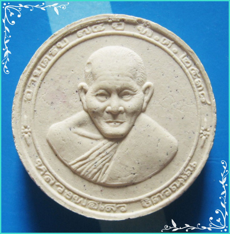 ..ลพ.ไสว วัดปรีดาราม นฐ. พระผงจันทร์ลอย พิมพ์ครึ่งองค์ เนื้อผงเก่าๆ หลังยันต์นะหน้าพระ..