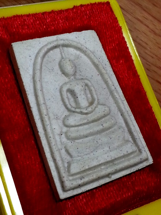 พระสมเด็จวัดระฆังฯ รุ่น 214 ปีเกิด พ.ศ.2545 ( พิมพ์ใหญ่ทรงนิยม ) " เกศเอียงทะลุซุ้ม " พร้อมกล่องเดิม