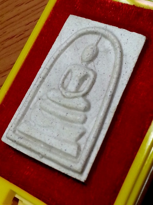 พระสมเด็จวัดระฆังฯ รุ่น 214 ปีเกิด พ.ศ.2545 ( พิมพ์ใหญ่ทรงนิยม ) " เกศเอียงทะลุซุ้ม " พร้อมกล่องเดิม