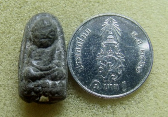 **วัดใจ**หลวงปู่ทวดเนื้อว่านพิมพ์พระรอดจิ๋ว ฝังตะกรุดนารายณ์เเปลงรูป**สวยๆ หายาก เชิญชมครับ 
