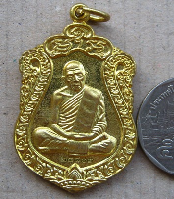 เหรียญเสมา ปี2557 วาระ2 เนื้อทองฝาบาตร หมายเลข28803 รุ่นบรรจุหัวใจ หลวงปู่ทิมองค์ใหญ่ พร้อมกล่องเดิม