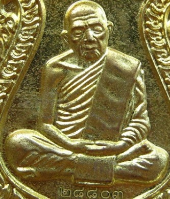 เหรียญเสมา ปี2557 วาระ2 เนื้อทองฝาบาตร หมายเลข28803 รุ่นบรรจุหัวใจ หลวงปู่ทิมองค์ใหญ่ พร้อมกล่องเดิม