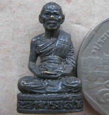 รูปเหมือนลอยองค์ 5รอบ หลวงพ่อสาคร วัดหนองกรับ จ ระยอง รุ่นชินบัญชร ปี40เนื้อทองเหลืองรมดำ โค้ดเลข 5