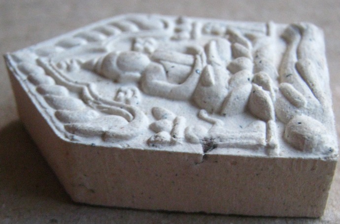  ขุนแผนมนุญโญ65 ปี2545 ฉลองสิริมงคลมายุ65ปี พิมพ์เล็ก ฝังเส้นเกศา โรยผงแร่จีนา หมายเลข4590 