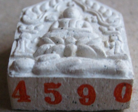  ขุนแผนมนุญโญ65 ปี2545 ฉลองสิริมงคลมายุ65ปี พิมพ์เล็ก ฝังเส้นเกศา โรยผงแร่จีนา หมายเลข4590 