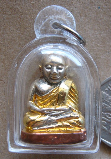 รูปหล่อหลวงพ่อเงิน เมตตาบารมี ปี2545 เนื้อชุบสามกษัตริย์ เลี่ยมกันน้ำพร้อมใช้