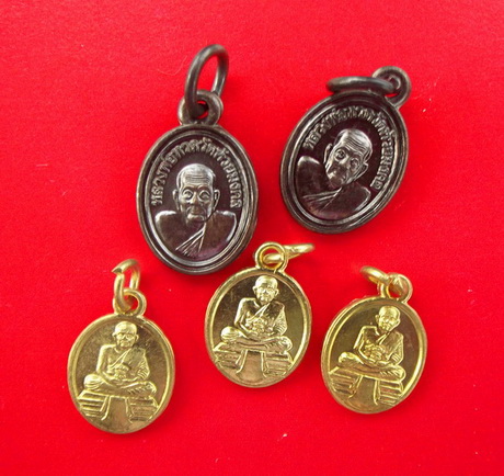 เหรียญเม็ดแตง หลวงปู่ทวด วัดห้วยมงคล เนื้อทองแดงรมดำ และเหรียญเม็ดแตงครบรอบ5 ปีปี52 ทองฝาบาตร