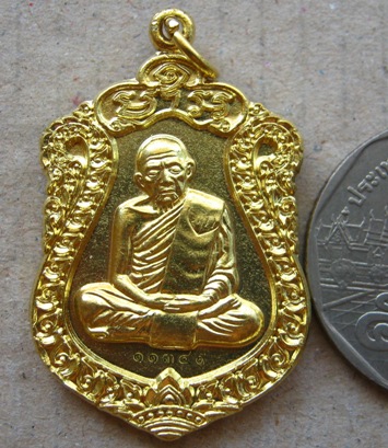 เหรียญเสมา ปี2557 วาระ2 เนื้อทองฝาบาตร หมายเลข11349 รุ่นบรรจุหัวใจ หลวงปู่ทิมองค์ใหญ่ พร้อมกล่องเดิม