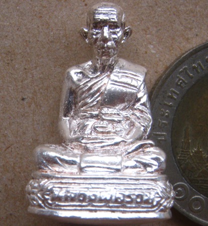 รูปเหมือน หลวงพ่อรวย วัดตะโก จ อยุธยา ปี2554 เนื้อเงิน มีโค้ด หมายเลข2169 พร้อมกล่องเดิม