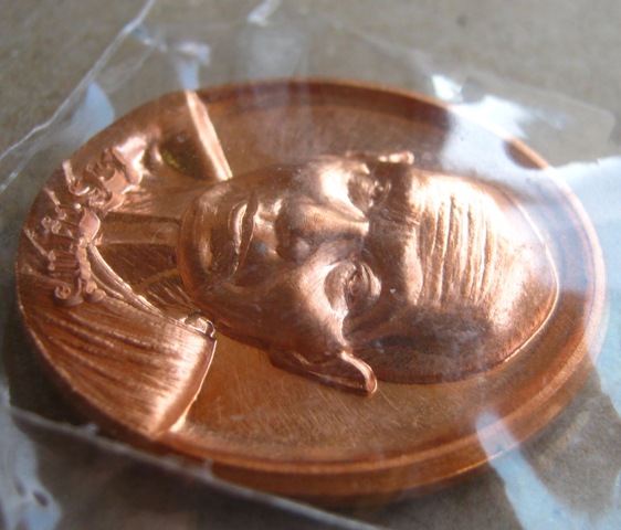 เหรียญเจริญพรล่าง หลวงพ่อหวั่น วัดคลองคูณ จ.พิจิตร ปี2557 เนื้อทองแดง หมายเลข2201พร้อมกล่องเดิม