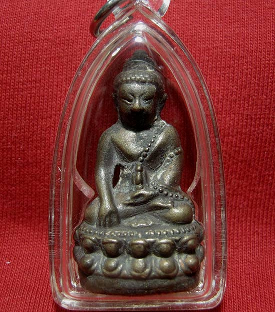 พระกริ่งบรมครู ๓๒ เนื้อนวะ อุดผงพรายกุมาร ติดจีวร ทาทอง ปี 2549 มูลนิธิหลวงปู่ทิมจัดสร้าง เลี่ยมกันน