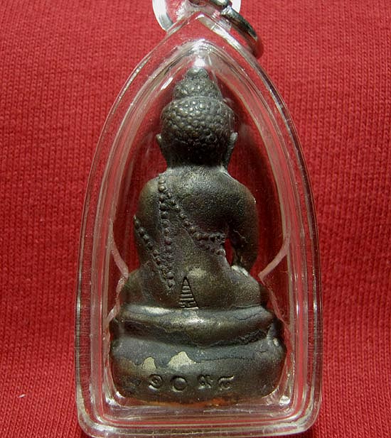 พระกริ่งบรมครู ๓๒ เนื้อนวะ อุดผงพรายกุมาร ติดจีวร ทาทอง ปี 2549 มูลนิธิหลวงปู่ทิมจัดสร้าง เลี่ยมกันน