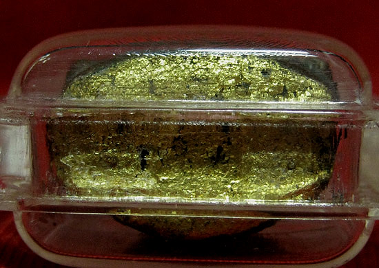 พระกริ่งบรมครู ๓๒ เนื้อนวะ อุดผงพรายกุมาร ติดจีวร ทาทอง ปี 2549 มูลนิธิหลวงปู่ทิมจัดสร้าง เลี่ยมกันน