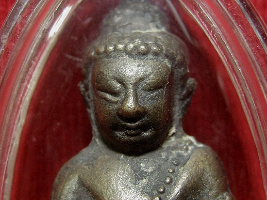 พระกริ่งบรมครู ๓๒ เนื้อนวะ อุดผงพรายกุมาร ติดจีวร ทาทอง ปี 2549 มูลนิธิหลวงปู่ทิมจัดสร้าง เลี่ยมกันน