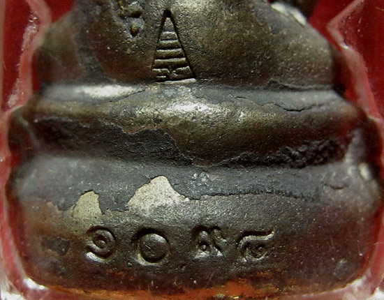 พระกริ่งบรมครู ๓๒ เนื้อนวะ อุดผงพรายกุมาร ติดจีวร ทาทอง ปี 2549 มูลนิธิหลวงปู่ทิมจัดสร้าง เลี่ยมกันน