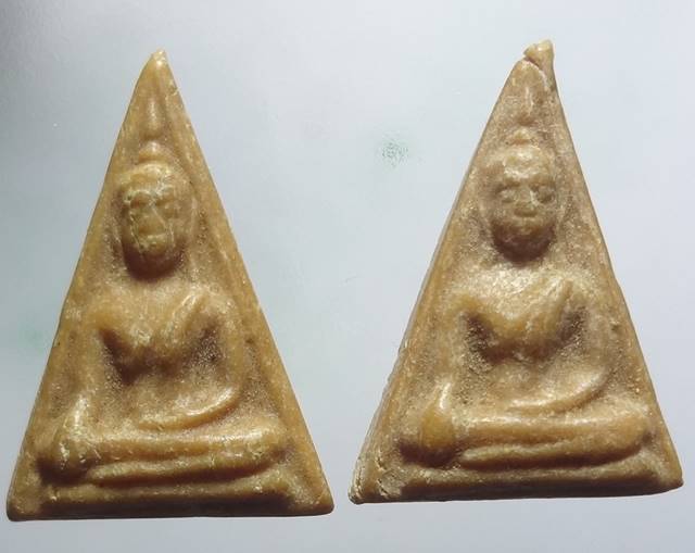 พระนางพญาเศียรโต หลังเรียบ หลวงพ่อกวย เนื้อผงน้ำมัน 2 องค์ส วยๆคร ับ