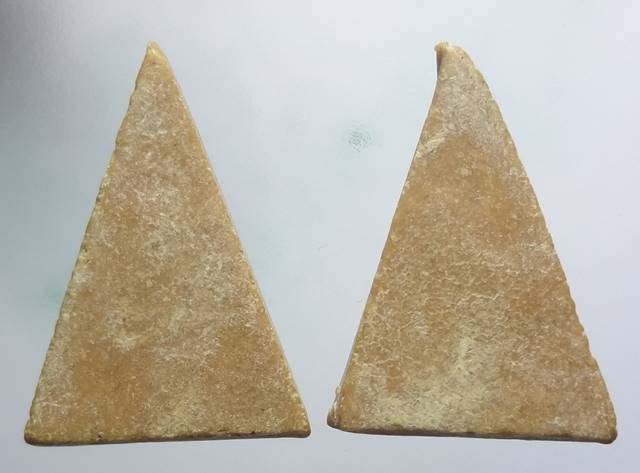 พระนางพญาเศียรโต หลังเรียบ หลวงพ่อกวย เนื้อผงน้ำมัน 2 องค์ส วยๆคร ับ