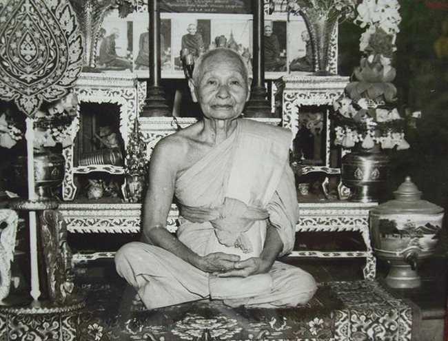 เหรียญลูกท้อ หลวงปู่เพิ่ม วัดกลางบางแก้ว จ นครปฐม ปี2552