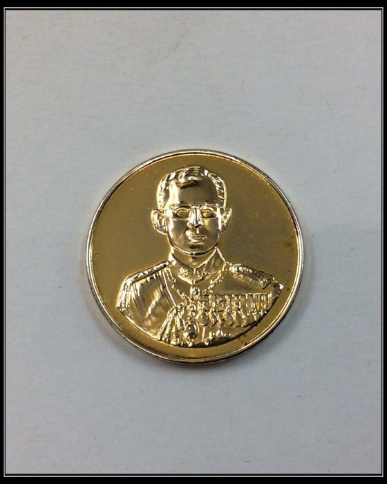 เหรียญในหลวง ร.9 ที่ระลึกสร้างโรงพยาบาลราชพิพัฒน์ ปี39 เนื้อกะไหล่ทอง กล่องเดิม