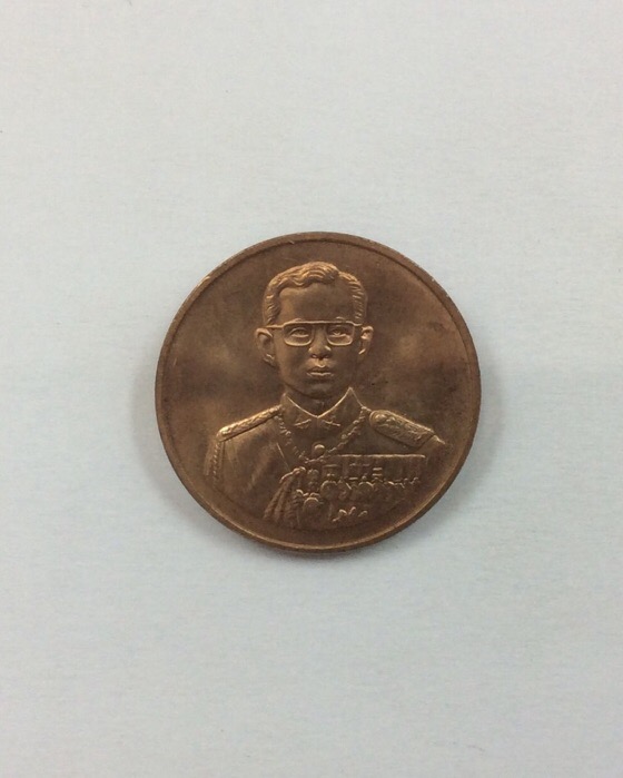 เหรียญในหลวง รัชกาลที่9 ที่ระลึกสร้างโรงพยาบาลราชพิพัฒน์ ปี39 เนื้อทองแดง พิมพ์ใหญ่ กล่องเดิม #2