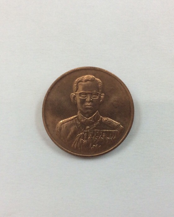 เหรียญในหลวง รัชกาลที่9 ที่ระลึกสร้างโรงพยาบาลราชพิพัฒน์ ปี39 เนื้อทองแดง พิมพ์ใหญ่ กล่องเดิม #1