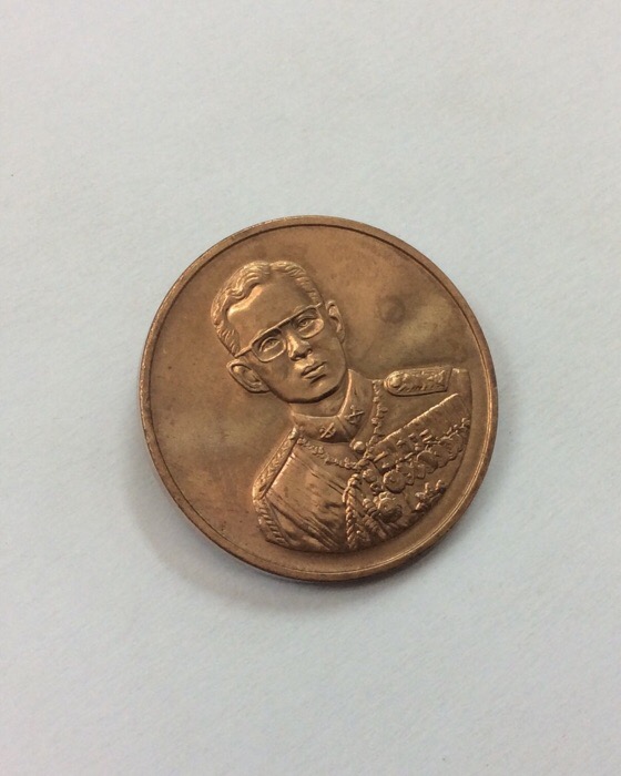 เหรียญในหลวง รัชกาลที่9 ที่ระลึกสร้างโรงพยาบาลราชพิพัฒน์ ปี39 เนื้อทองแดง พิมพ์ใหญ่ กล่องเดิม #1