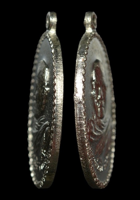 เหรียญอาจารย์ทิม วัดช้างให้ ปี2508 พิมพ์หันข้าง.เนื้อกะหลั่ยเงิน..เหรียญสวย..คมชัด.