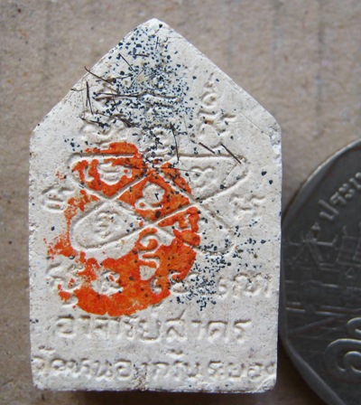 ขุนแผนมนุญโญ65 ปี2545 ฉลองสิริมงคลมายุ65ปี พิมพ์เล็ก ฝังเส้นเกศา โรยผงแร่จีนา หมายเลข8763