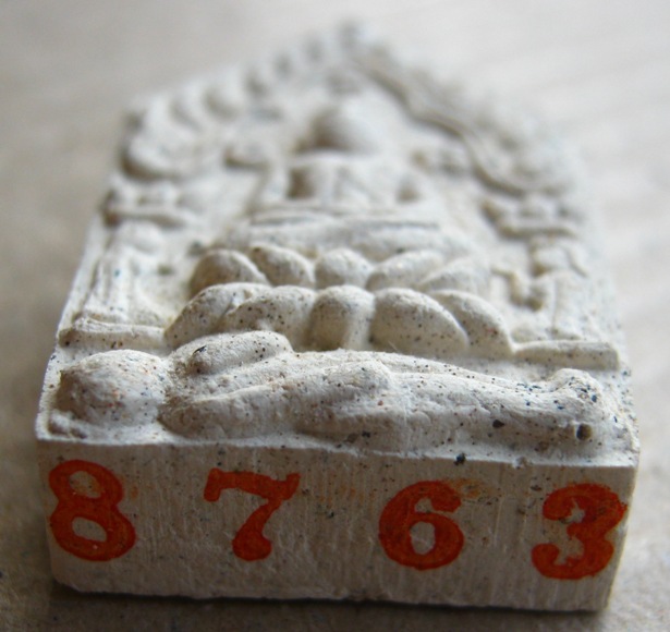 ขุนแผนมนุญโญ65 ปี2545 ฉลองสิริมงคลมายุ65ปี พิมพ์เล็ก ฝังเส้นเกศา โรยผงแร่จีนา หมายเลข8763