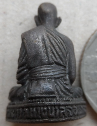 รูปหล่อรุ่น3 หลวงปู่ทิม วัดพระขาว จ อยุธยา เนื้อทองแดง บรรจุเม็ดกริ่ง มีโค้ด นะ บนสังฆาฏิ +กล่องเ