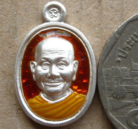 เหรียญเม็ดแตง หลวงพ่อจรัญ วัดอัมพวัน จ.สิงห์บุรี ปี2554เลข1871 รุ่นโภคทรัพย์ เนื้อเงินลงยา+กล่อง