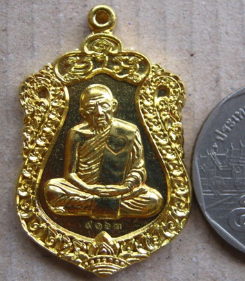 เหรียญเสมา ปี2557 วาระ2 เนื้อทองฝาบาตร หมายเลข9163 รุ่นบรรจุหัวใจ หลวงปู่ทิมองค์ใหญ่ พร้อมกล่องเดิม