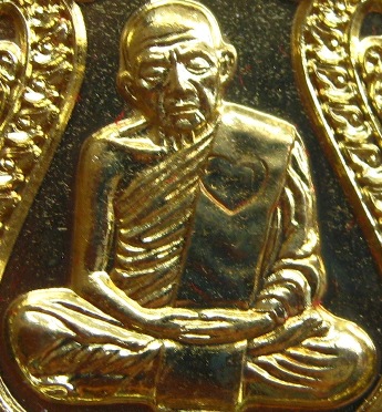 เหรียญเสมา ปี2557 วาระ2 เนื้อทองฝาบาตร หมายเลข9163 รุ่นบรรจุหัวใจ หลวงปู่ทิมองค์ใหญ่ พร้อมกล่องเดิม