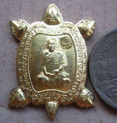 เหรียญพญาเต่าเรือน นำโชค รุ่นปลดหนี้ หลวงปู่แผ้ว ปวโร จ.นครปฐม เนื้อทองเหลือง ตอกโค้ด พร้อมกล่องเดิม