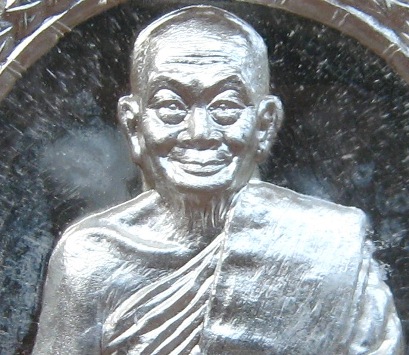 เหรียญเมตตา หลวงพ่อจรัญ วัดอัมพวัน จ.สิงห์บุรี ปี2555 เนื้อเงิน หมายเลข12 พร้อมกล่องเดิม