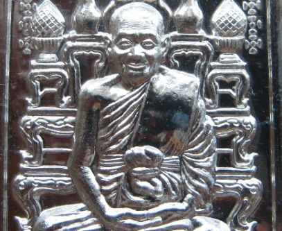 เหรียญโต๊ะหมู่ รุ่นกรรมฐาน54 หลวงพ่อจรัญ วัดอัมพวัน จ สิงห์บุรี ปี2554เนื้อเงิน หมายเลข446พร้อมกล่อง
