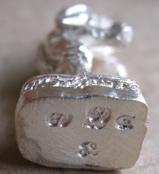 ชูชกมหาลาภ รุ่นแรก หลวงพ่อสิน วัดละหารใหญ่ จ ระยอง เนื้อเงิน หมายเลข734 ตอกโค้ด นะ พร้อมกล่องเดิม