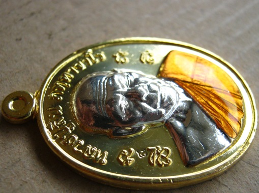 เหรียญหลวงพ่อสิน วัดละหารใหญ่ จ ระยอง รุ่นอายุ86ปี ปี2557เนื้อกะไหล่ทองลงยา มีโค้ด ส พร้อมกล่องเดิม