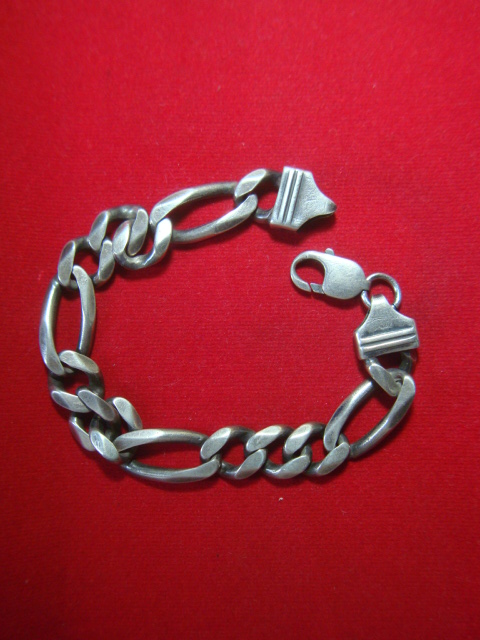 เลสเงินแท้ (ข้อมือ) หนักประมาณ 5.- ฿  งานเก่าจากประเทศอิตาลี 