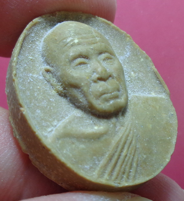 พระผงเม็ดกระดุม หลวงปู่แผ้ว ปวโร วัดกำแพงแสน อำเภอกำแพงแสน จังหวัดนครปฐม สวยครับ