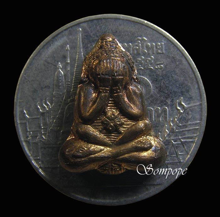 พระปิดตามหาอุตม์ปั้มรุ่นแรก เนื้อนวะโลหะ ชนวนพระกริ่งไตรลักษณ์ หลวงปูเกษม เขมโก ลำปาง ปี 2518