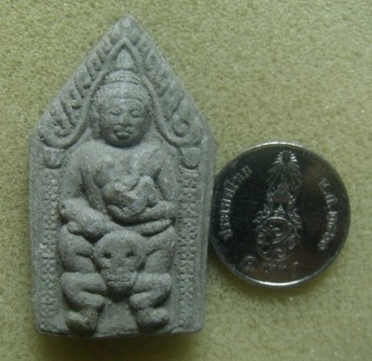 **วัดใจ**พระขุนแผนนั่งกะโหลก อุ้มกุมารทองถือดาบฟ้าฟื้น เนื้อผง หลังยันต์ ไม่ทราบที่**สวยๆ